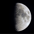 月齢8の月の写真