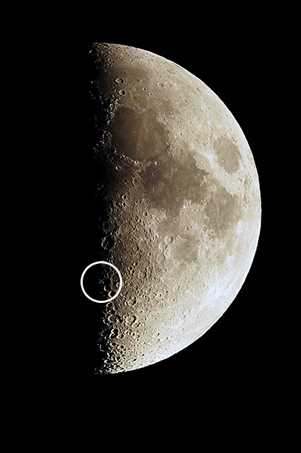 上弦の月に見える月面X