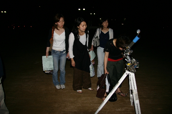 2006年の姫路城天体観望会の様子1