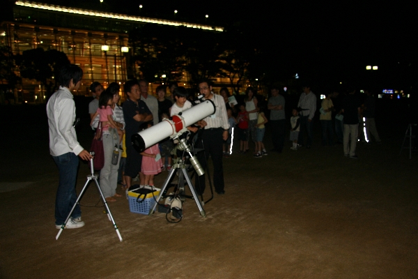 2006年の姫路城天体観望会の様子2