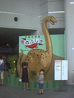 エントランスホールの恐竜