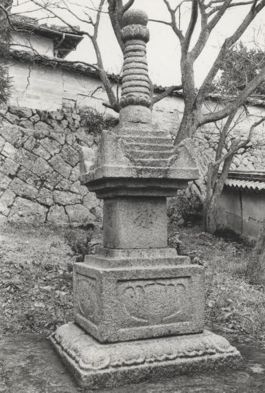 広峯神社宝篋印塔の写真