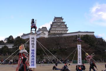 消防団員によるはしご乗り演技