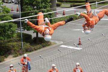 ロープブリッジ救出訓練を行っている様子