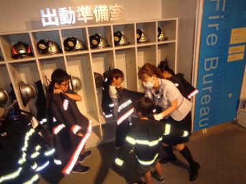 参加者が着替えをしている様子