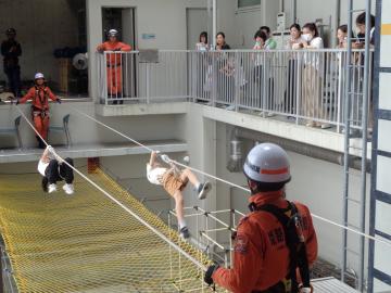 参加者がロープに掴まって体験する様子