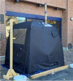 布製テント内にサウナを設けている