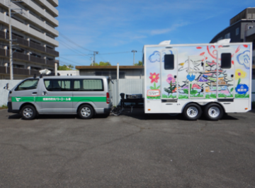 トイレトレーラーとけん引車の接続状況の写真です。
