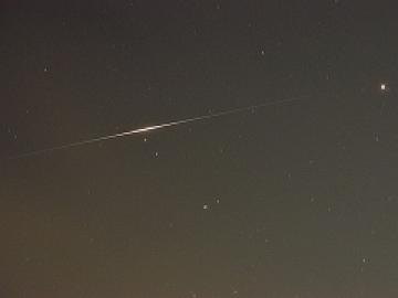 輝いて見えている人工衛星「イリジウム」の写真