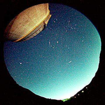 流星群が見える夜空の写真