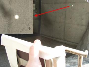 手鏡を使って屋内の壁に太陽を映す様子