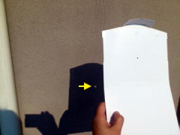 壁に厚紙の影を映した様子