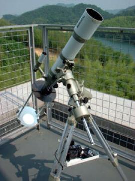 太陽投影板を使った太陽の観察の様子