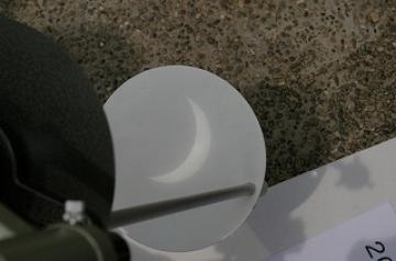 太陽投影板に映った日食