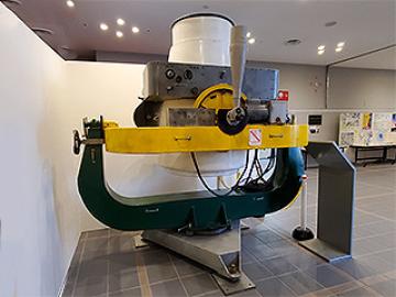人工衛星観測用の大型カメラの展示