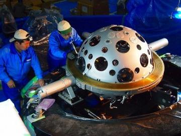 作業員がプラネタリウムの施設の工事を行っている様子