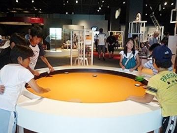 大勢の子どもたちが常設展示室で体験している様子