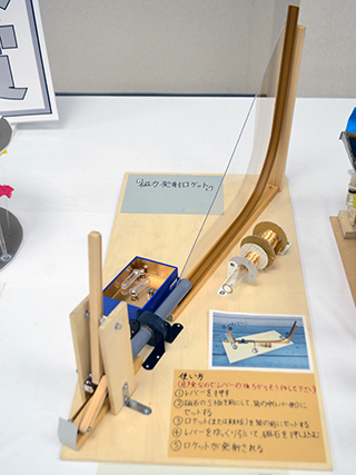 磁石を使って鉄球を加速して上空へ打ち上げる作品