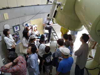 金星太陽面通過の観望会の様子