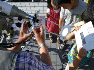 屋上の太陽投影板で金星を観察中