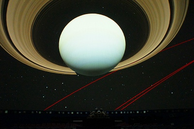 ドームに映った土星