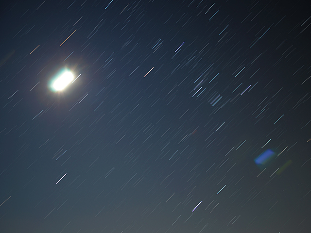 冬の星空と月