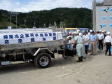 応急給水訓練で給水車に集まる参加者