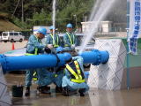 水道管復旧工事訓練にて訓練用に勢い良く水が吹き出す水道管の様子