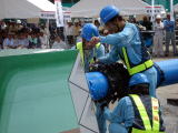 水道管復旧工事訓練にて水道管の復旧作業を行う参加者の様子
