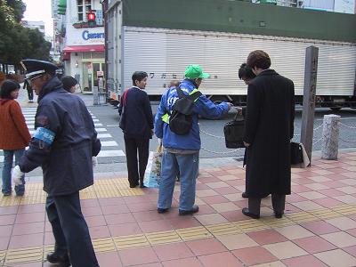 姫路駅周辺街頭での啓発グッズ配布の様子