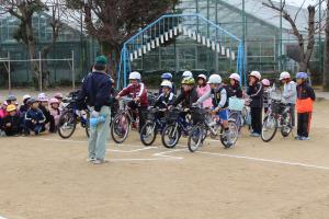 自転車の安全な乗り方教室の実技訓練の写真その1