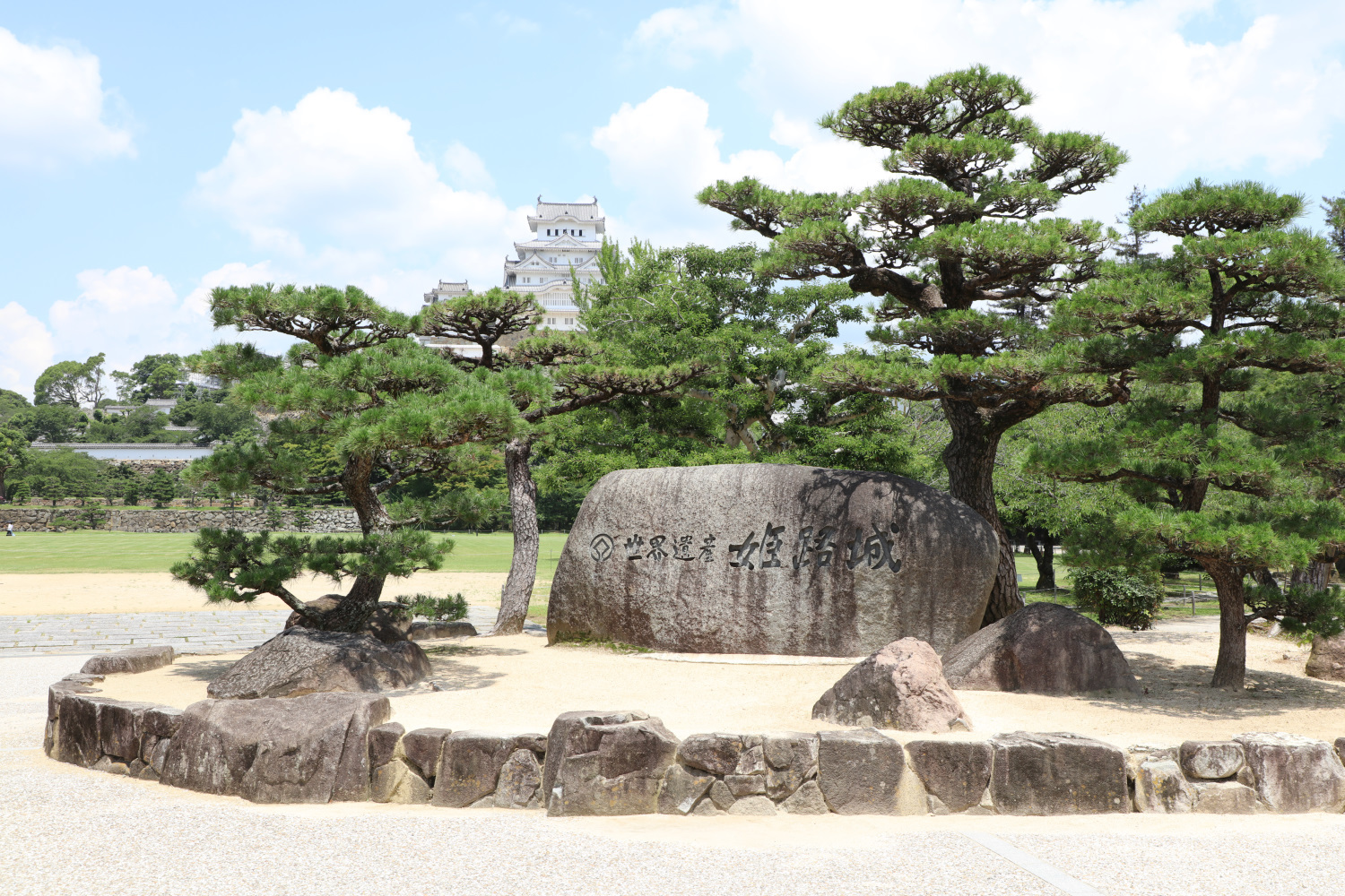 「世界遺産姫路城」の石碑と姫路城