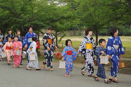 ゆかたを着てまつりに参加する人々の写真