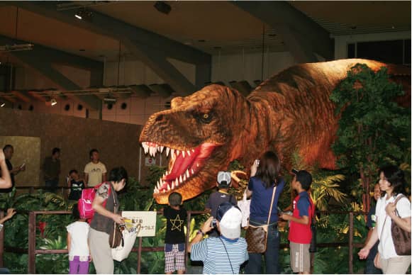 実物大の恐竜の展示風景