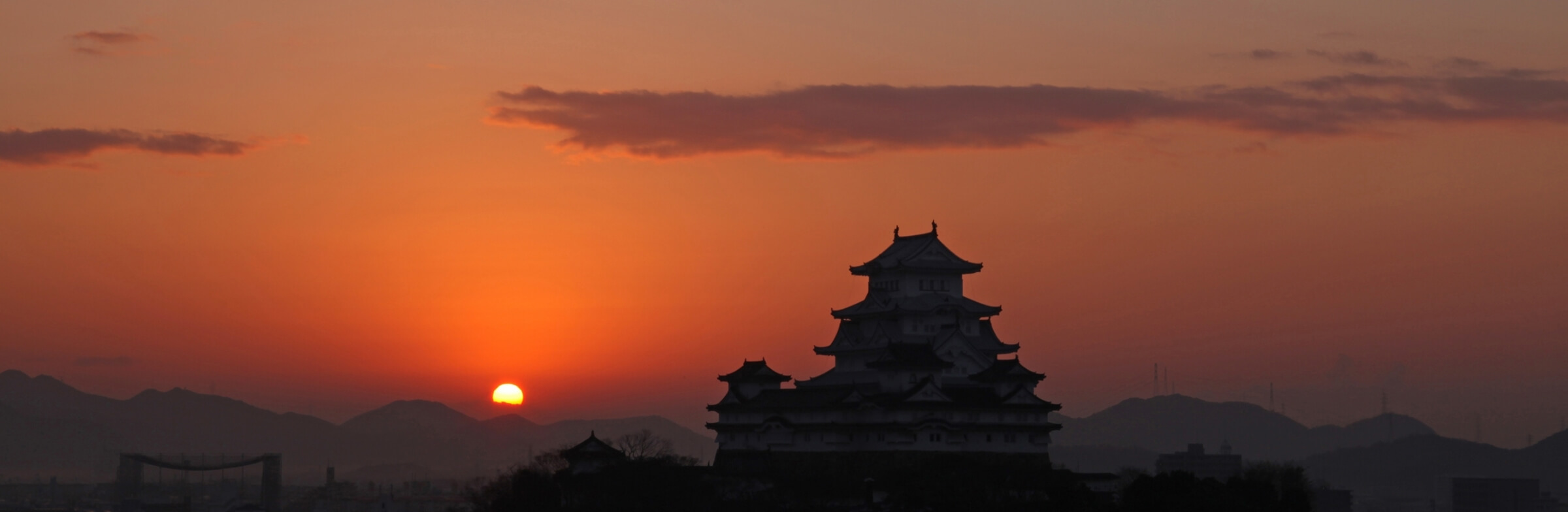 姫路城と日の出