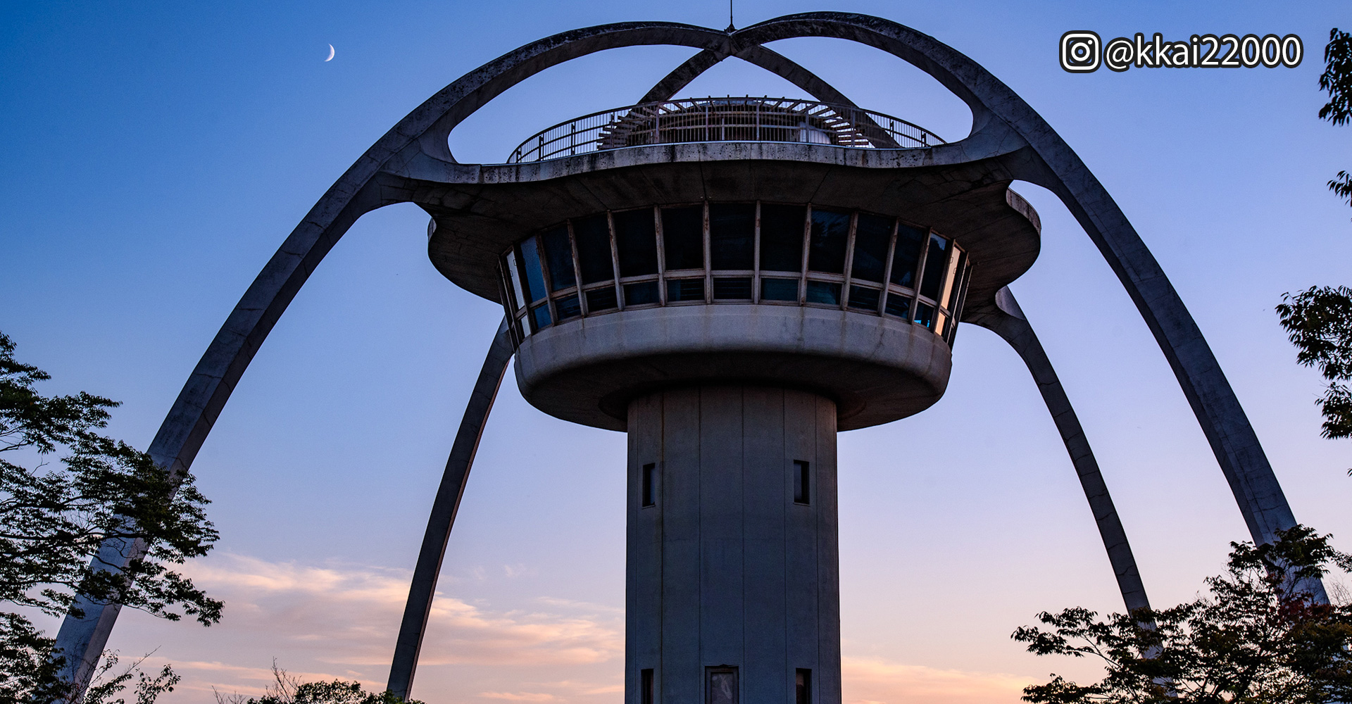 手柄山回転展望台と月＠kkai22000