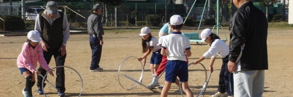 老人クラブ活動(子どもとの昔遊び交流会)の写真