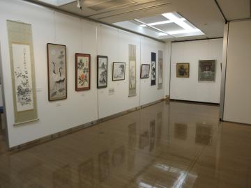シニア作品展会場で出展作品を展示している様子その1