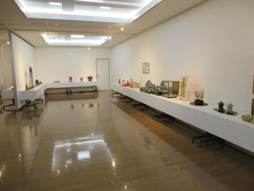 シニア作品展会場で出展作品を展示している様子その4