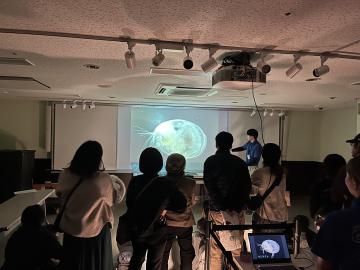 ウミホタル発光実験の様子