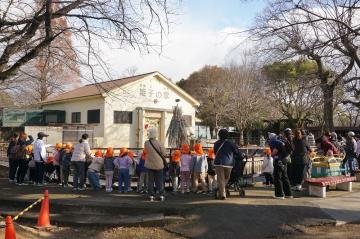 イベントを見守る園児たちの写真