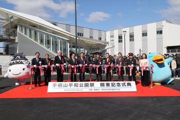 テープカットの様子