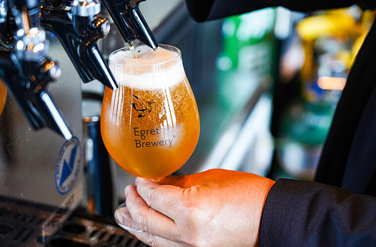 ビールを注いでいる様子