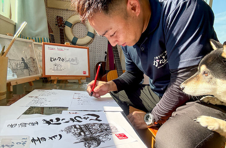 アトリエで絵を描く様子