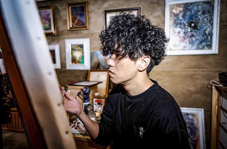 アトリエで絵を描く様子