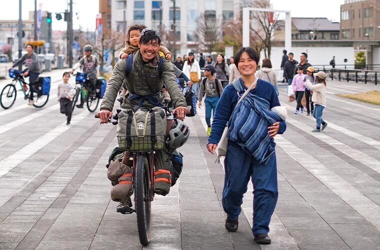 仲間の一人が家族に