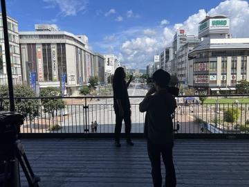 ロケの様子です。眺望デッキから大手前通りや姫路城が望めます。