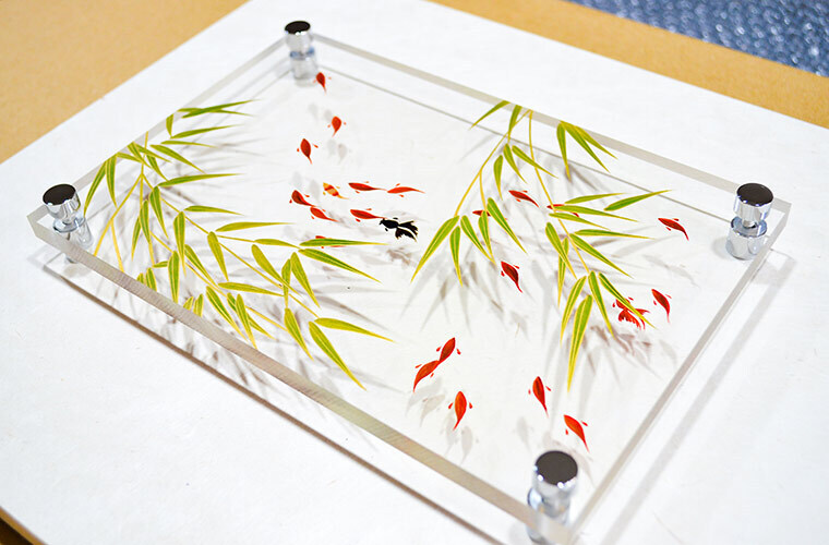 アクリル板を使った金魚の蒔絵