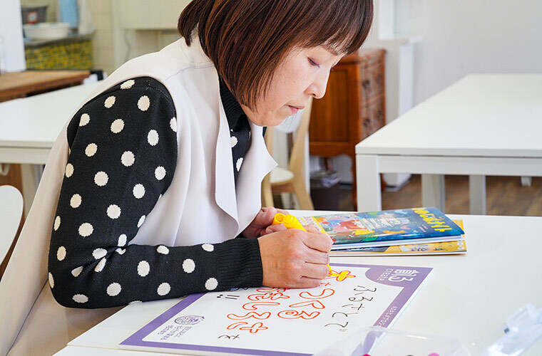 パネルに記入する様子