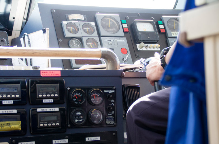 船の舵を手に取る